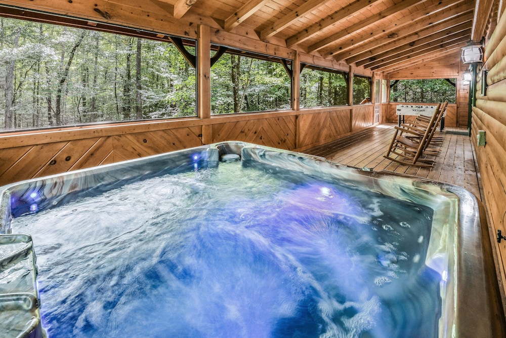 A Mountain Spirit 3 Bedroom Cabin by RedAwning