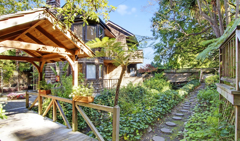 Hotel Babbling Brook Inn - Image 1