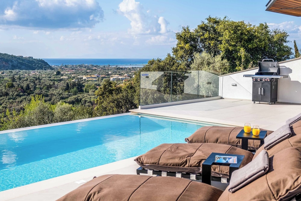Villa Beyond the Horizon