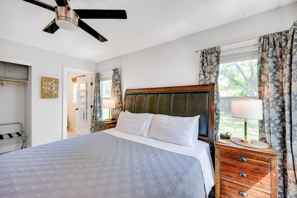 San Antonio Home, 2 Mi to Airport - Pets Welcome!