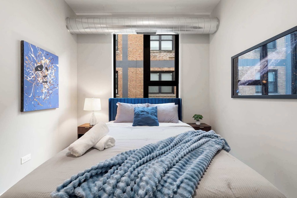 Edgewater Modern 2BR Steps to Lake City Views