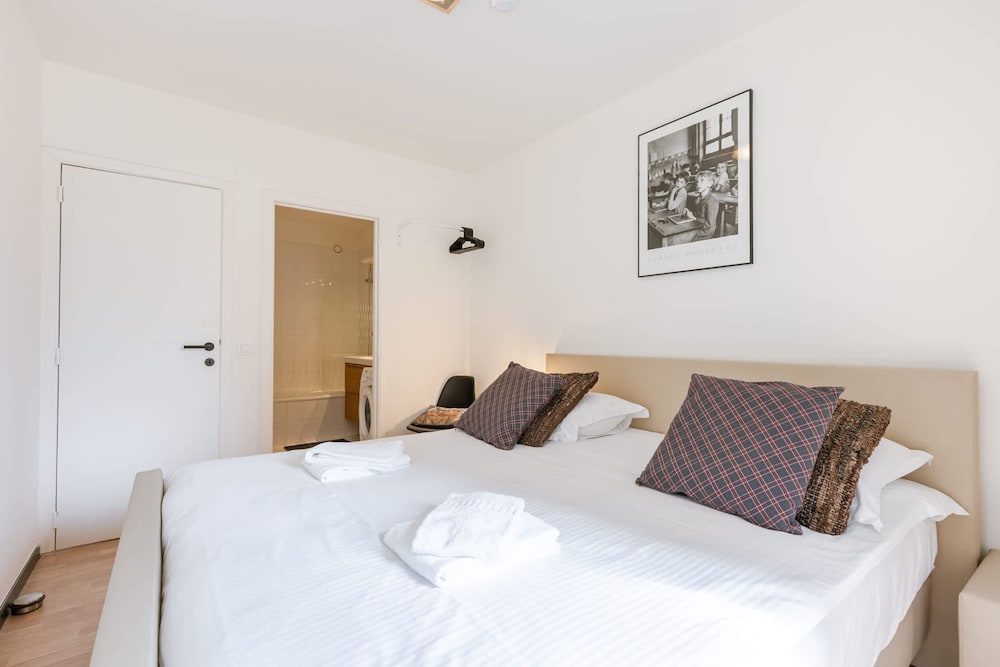 Huswell - Bright Stylish Apartment With Balcony