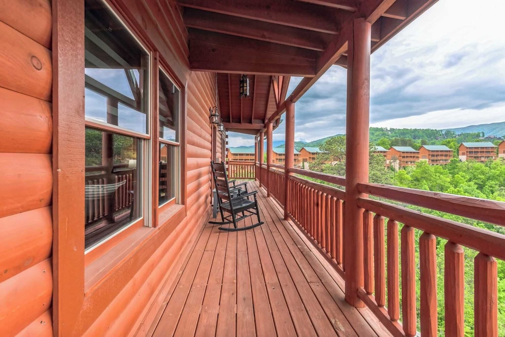 Laurel Point by Avantstay Sleeps 18! Indoor Pool, Hot Tub, Theater, Game Room