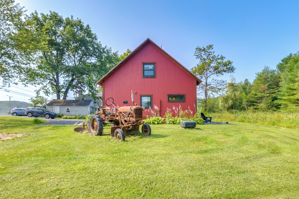 Historic Charm + Modern Luxury: 6 Mi to Stowe Mtn view 4