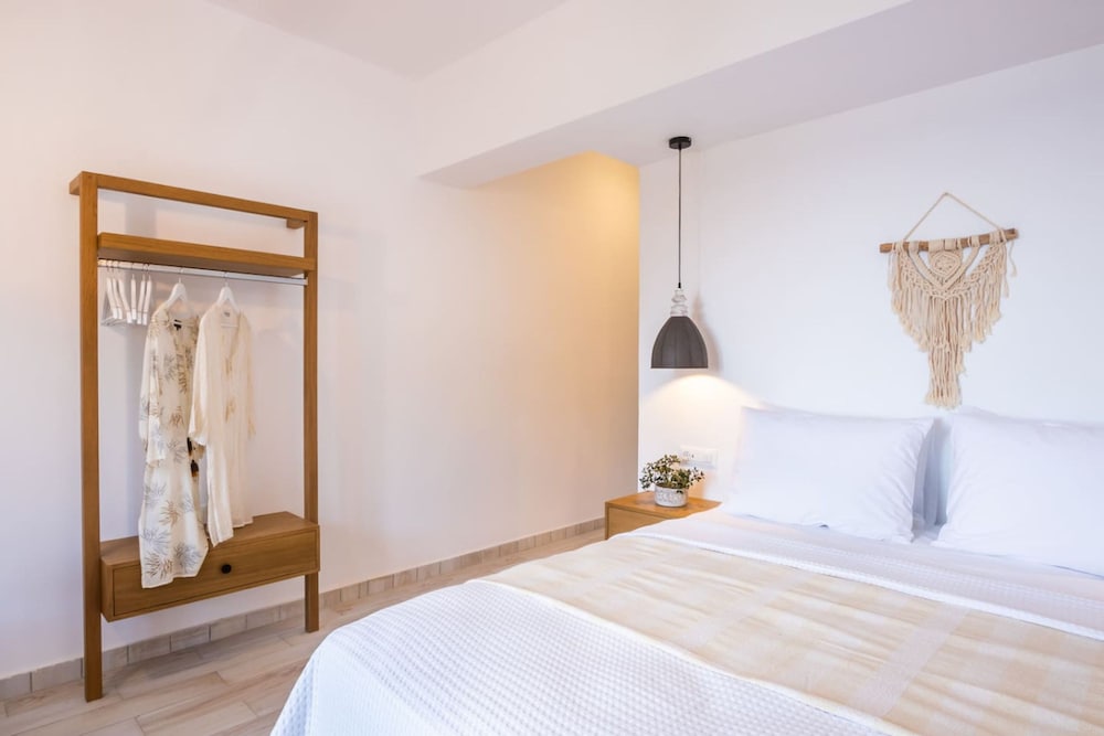 Yploui Suites 1 in Kira Panagia