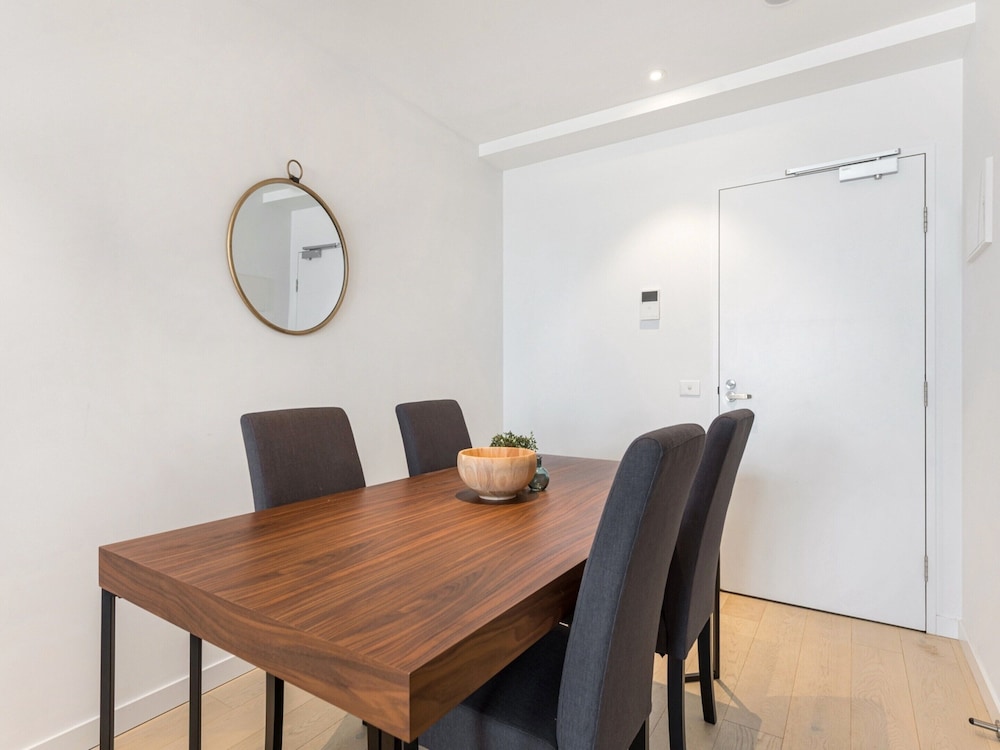 Chic 1-bed With City Views, Parking, Gym & Pool