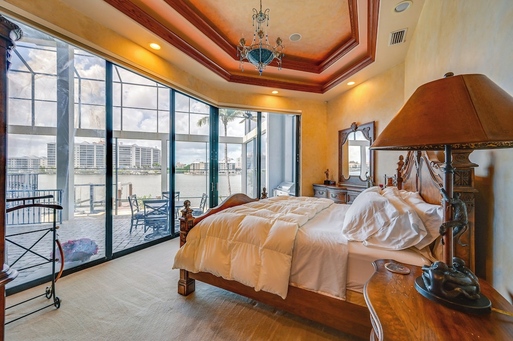 Waterfront Stunner: Effortless Elegance in Naples!