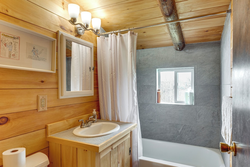 2 Mi to Lake Willoughby: Peaceful Log Cabin!