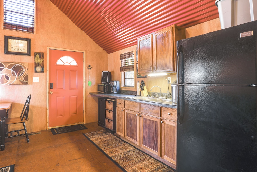 3 Mi to Greers Ferry Lake: Peaceful Cabin w/ Deck!