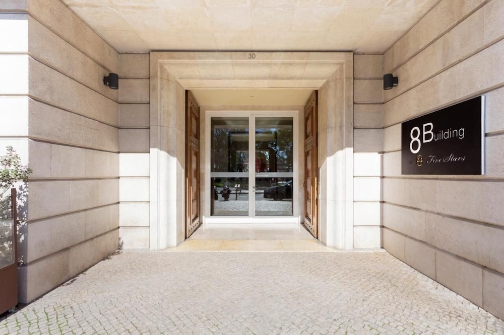 Gary01 Exclusive Top Floor 2BD by the Timeout Market