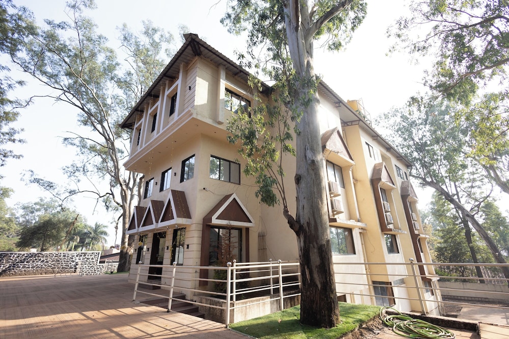 Green Paradise Hotel And Restaurant