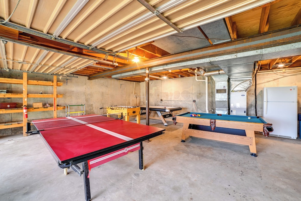 Game Room & Decks: Family Cabin in Springville!