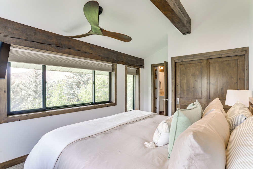 Sauna & Ski Shuttle Access: Mtn-view Condo in Avon