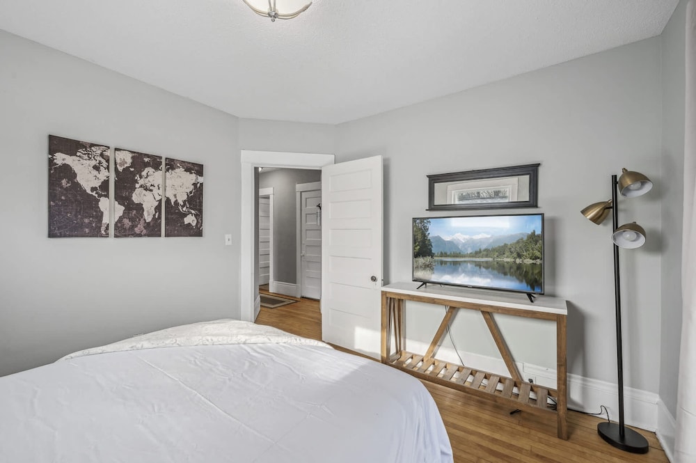 4BR 2BA Home in Charming St Paul - Sleeps 10