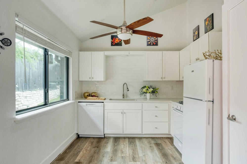 Austin Escape, Prime Location + Shared Yard Oasis Fairlawn Buyout by Avantstay