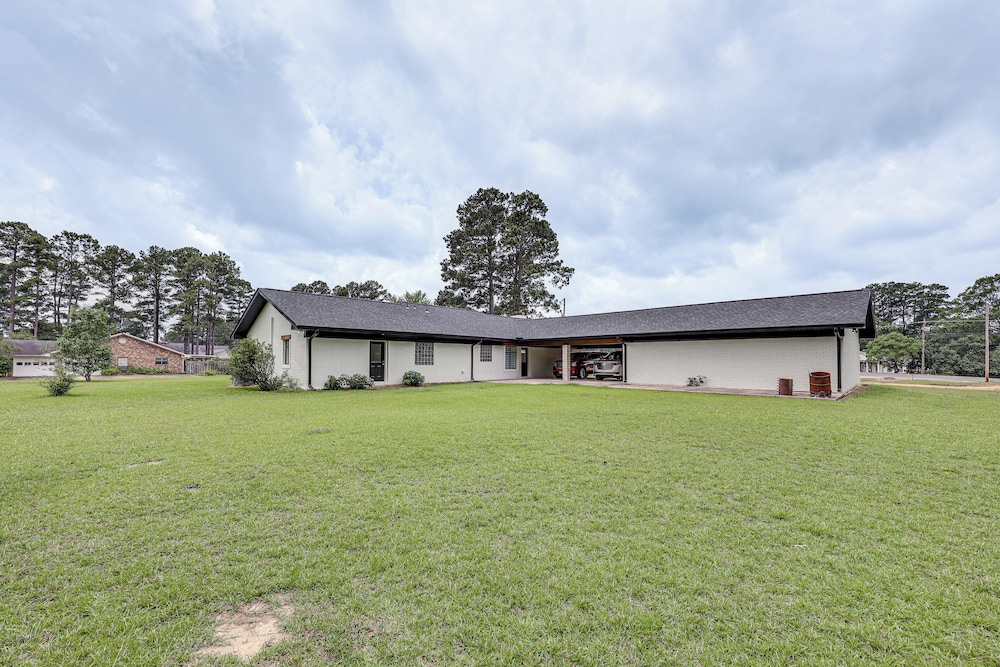< 1 Mi to Sau: Newly Renovated Home w/ Yard!