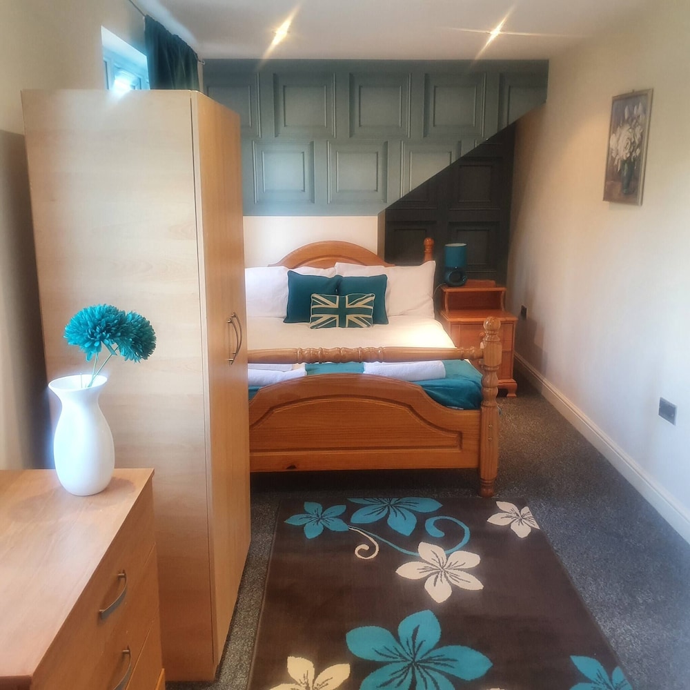 Pretty 4 Double Bedroom Home With 3 Bathrooms view 4