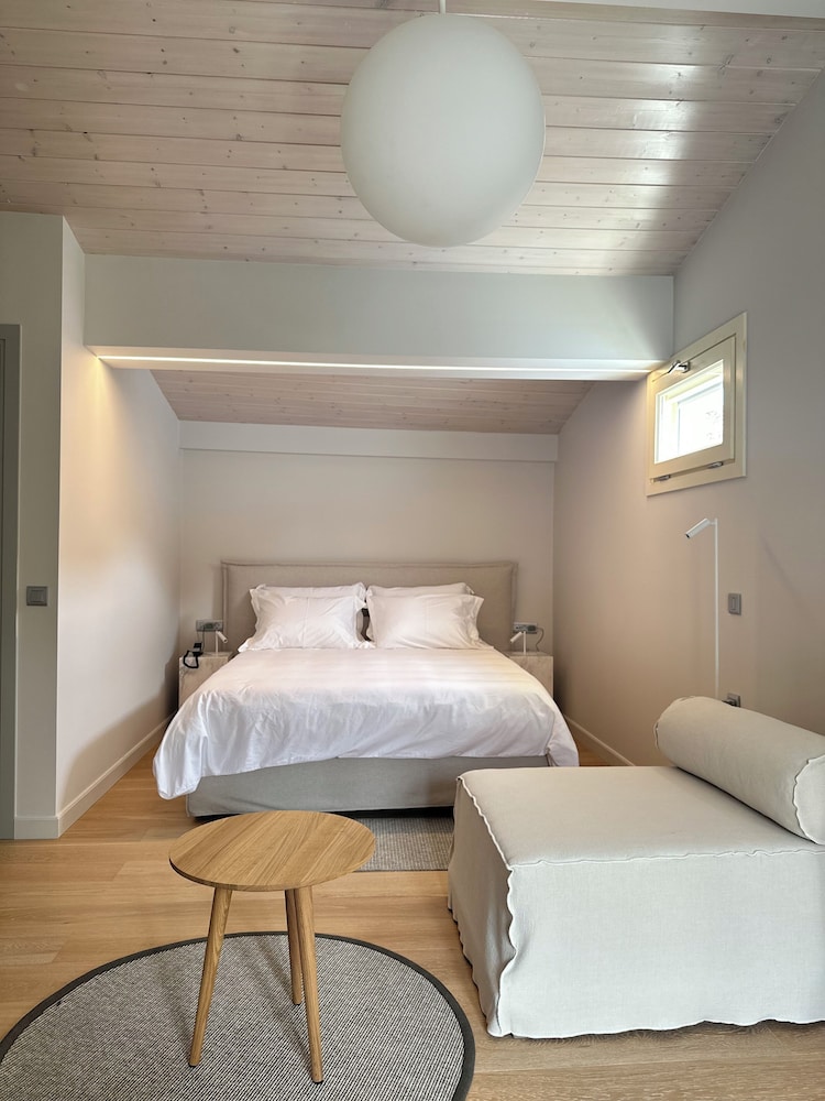 Amalie Suites