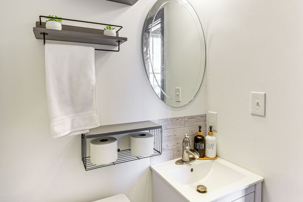 < 1/2 Mi to The Strand: Historic Galveston Apt!
