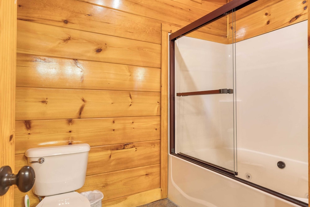 Luxury Cabin Sleeps 19 Game Room, Hot Tub Dollywood Alpine Mountain Lodge