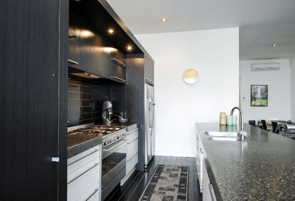 Bond Street Apartment Luxury 3-bedroom view 5