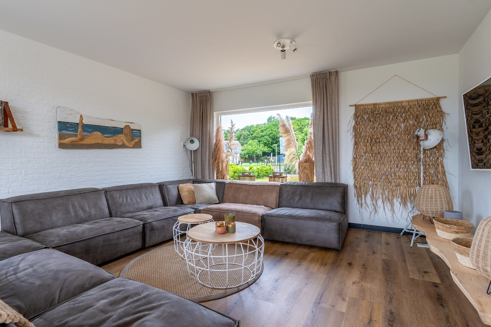 Luxury 10-person Family Villa