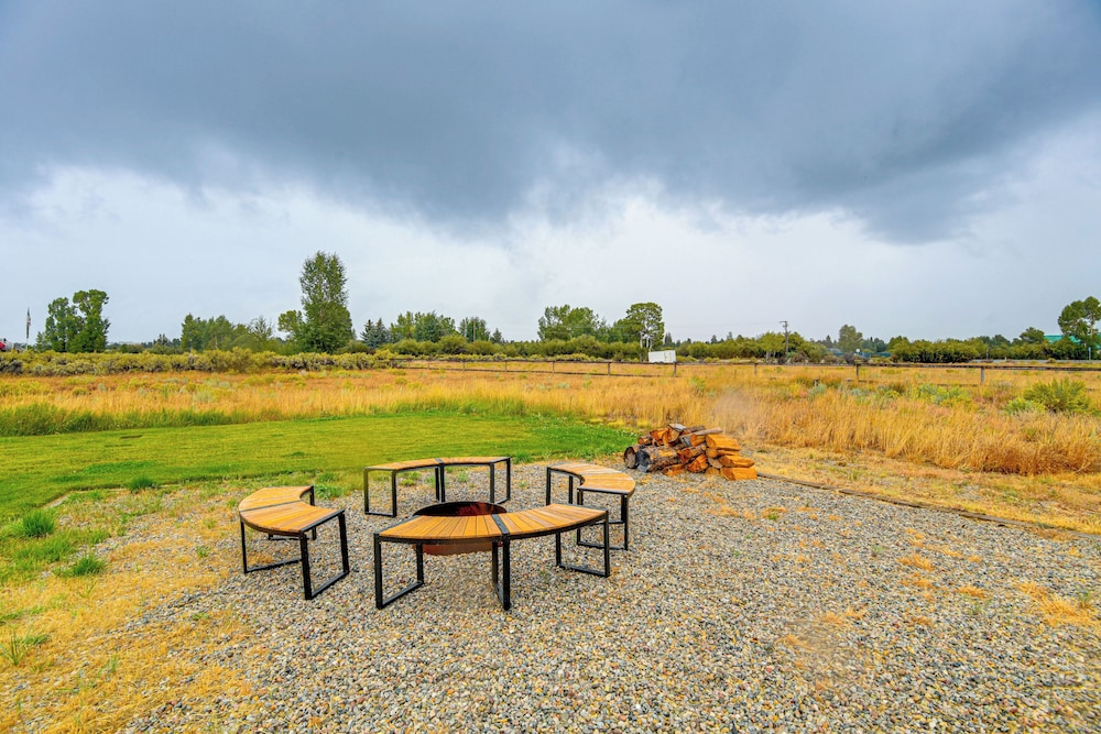 Pinedale Getaway Near Hiking, Skiing & Lakes!