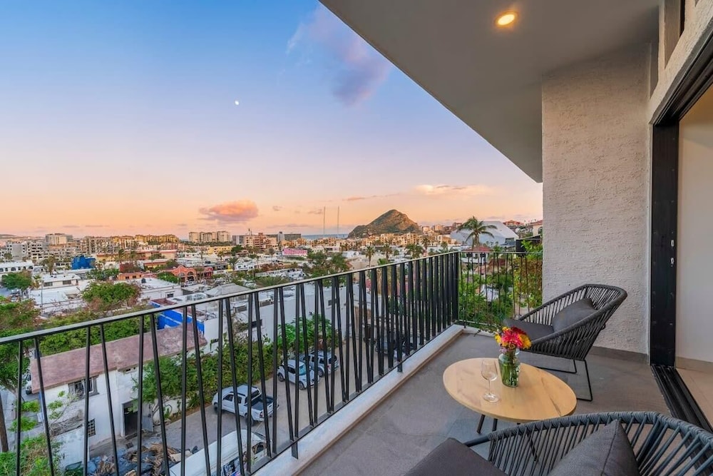 New 1BR Condo Near Marina and Downtown - Pool