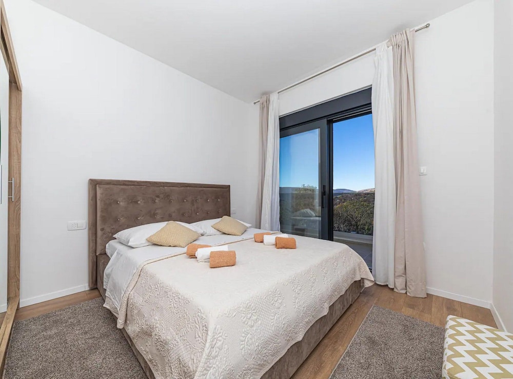 Luxurious Sanctuary Villa Primorski Dolac With Pool