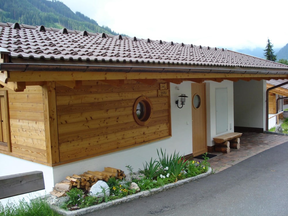 Cozy Chalet with Sauna near Königsleiten