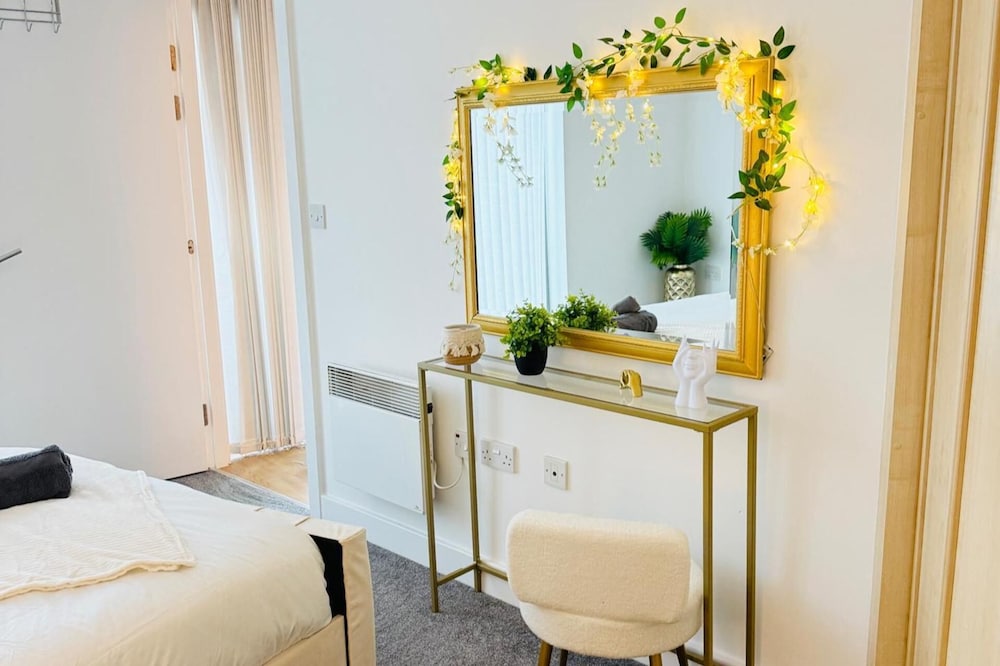 Flat - Sleeps 4 - Parking - Balcony - Pet Friendly