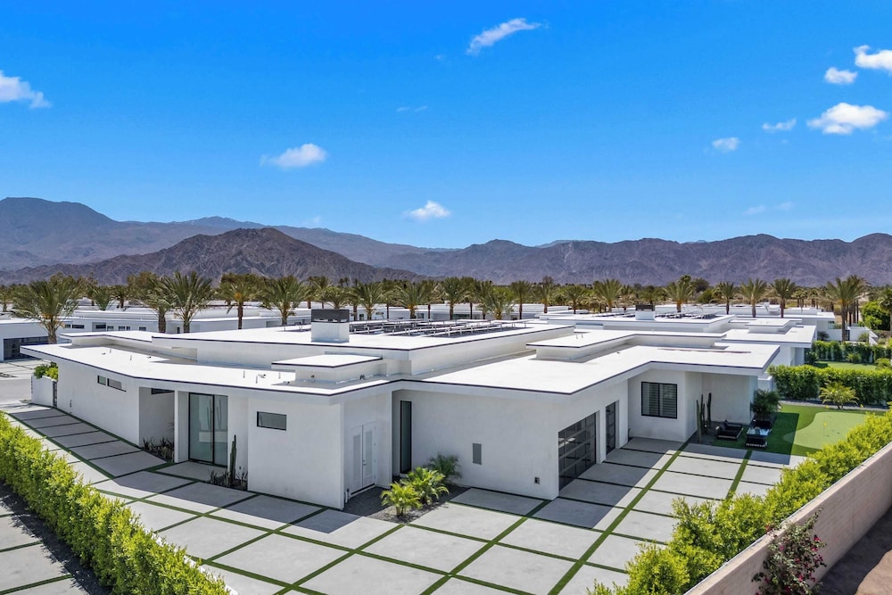 Sleeps 20 Pool & Pickleball Villa Near Golf, Dining & Fun Bravo Villa #2 by Avantstay