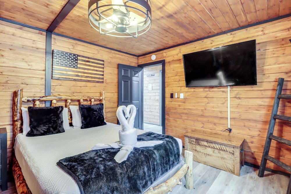 9 Mi to Big Boulder Mtn: A-frame Cabin w/ Hot Tub