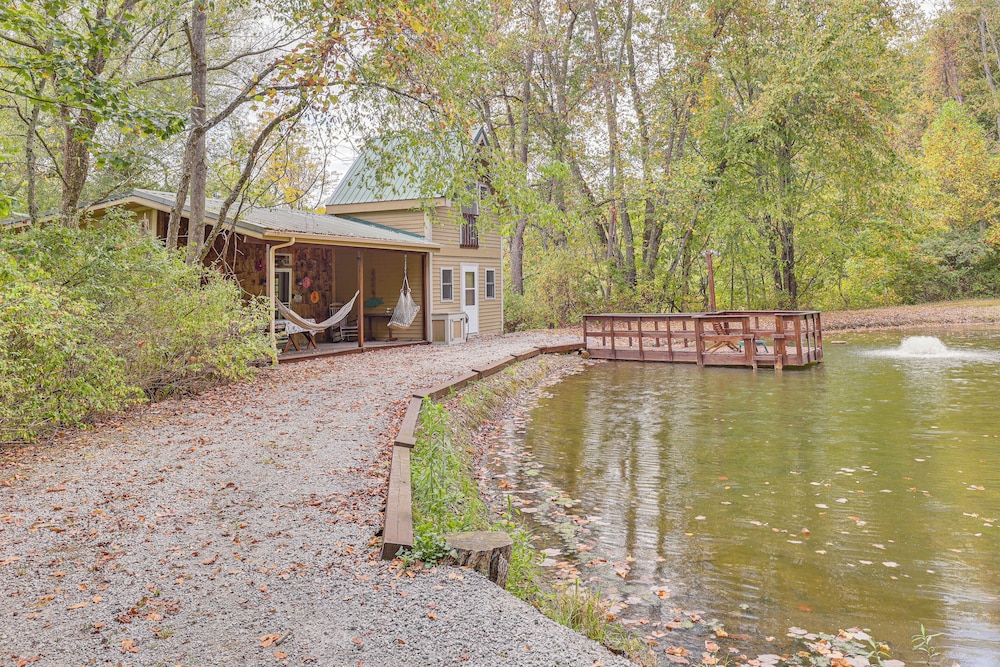 Cottage By the Pond: Serene Northeast Ohio Retreat