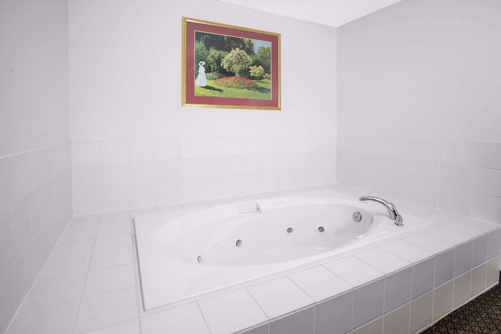 Super 8 by Wyndham Galva - Property Image 13