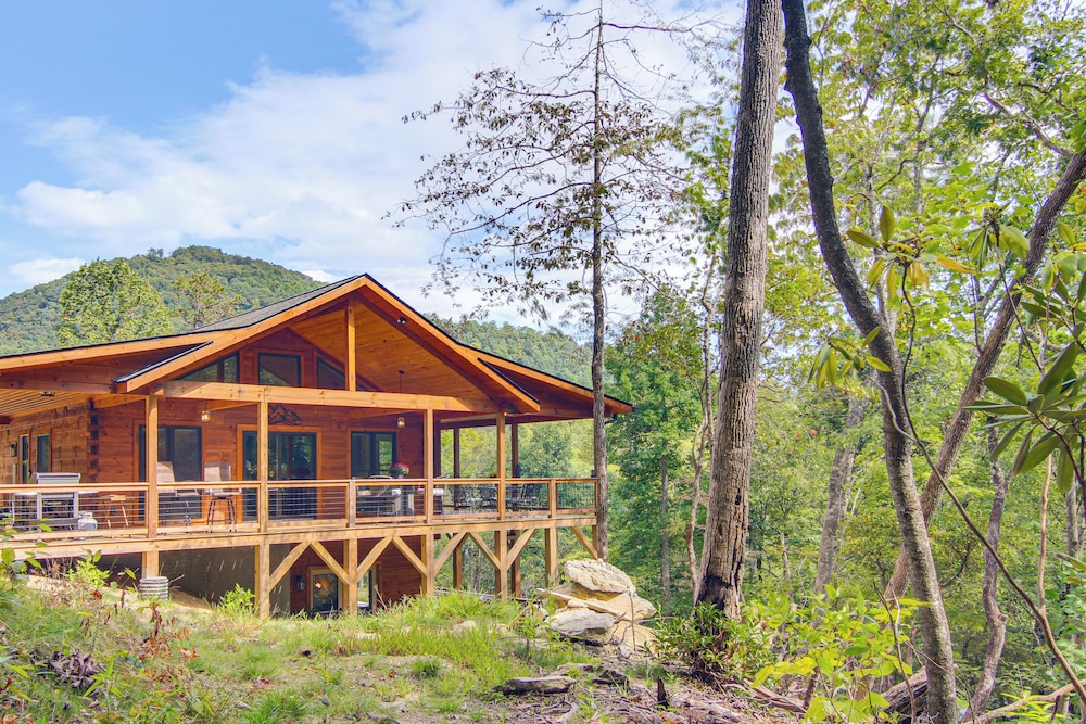Amazing Waterfall! New Scenic Black Mtn Log Cabin