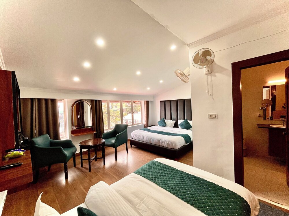 Hotel Roshie Mall Road Mussoorie