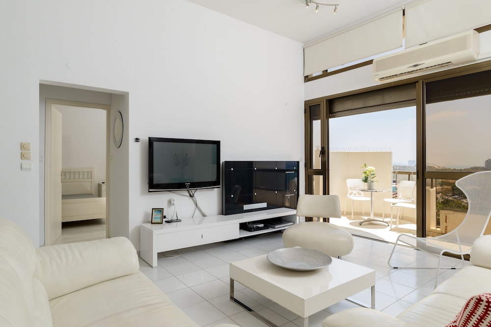 3BR Apt Steps from Sea W Parking