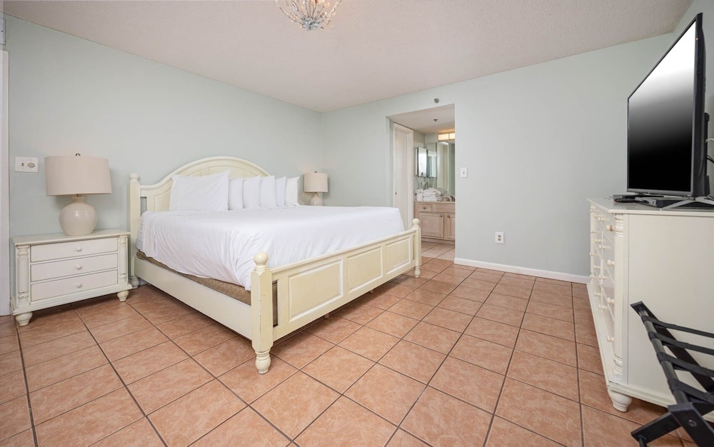 Phoenix I 1071 3 Bedroom Condo