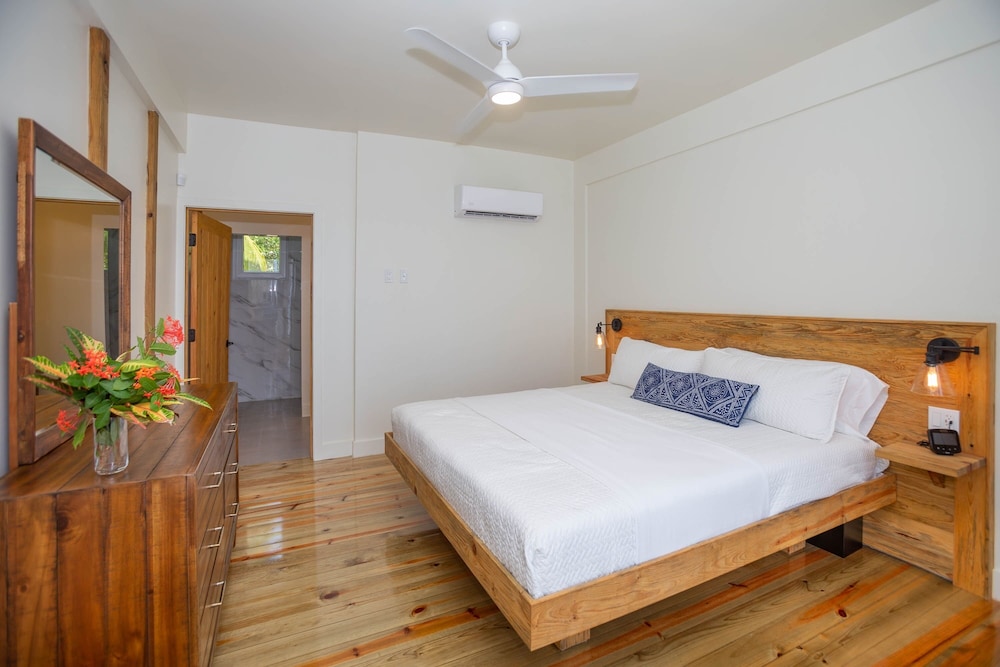 Wow! Views and more, fantastic 2 bedroom in West End - Villa Agua 2 Apts by RedAwning view 3