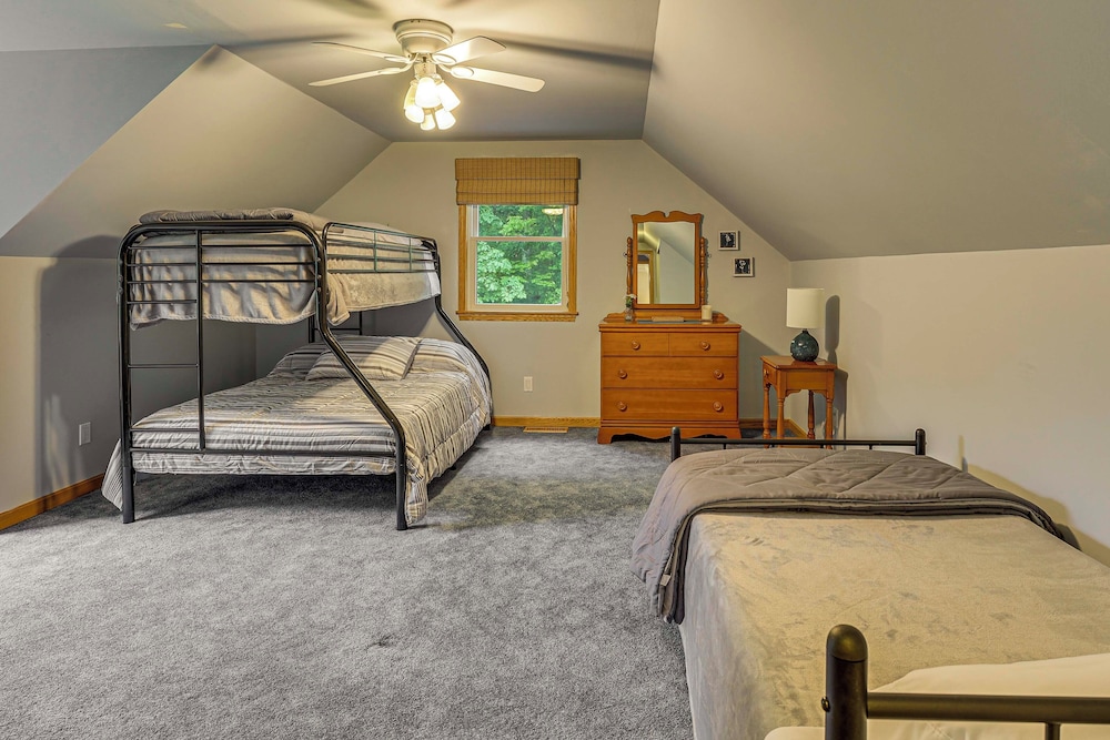 2 Mi to Woodbury Wildlife Area: Cozy Farmhouse!