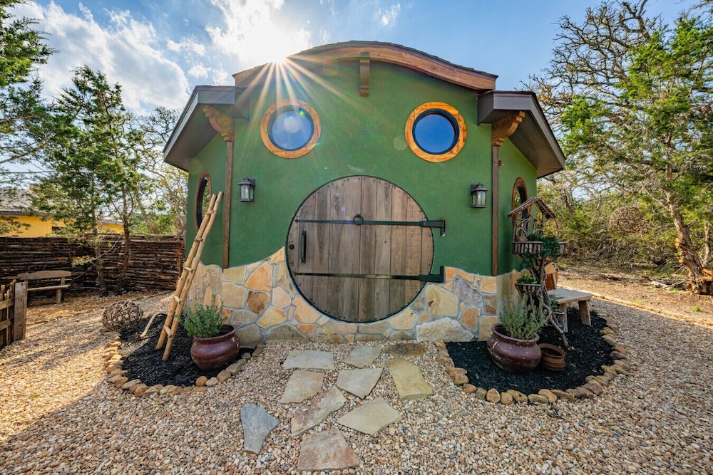 Woodsman Hobbit with Hot Tub & Fireplace