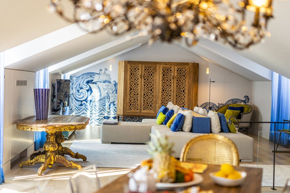 Chiado Rooftop Apartment by Cadenzalux