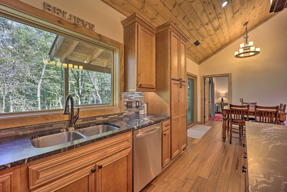 Treetop Cabin w/ Hot Tub, Near Appalachian Ski