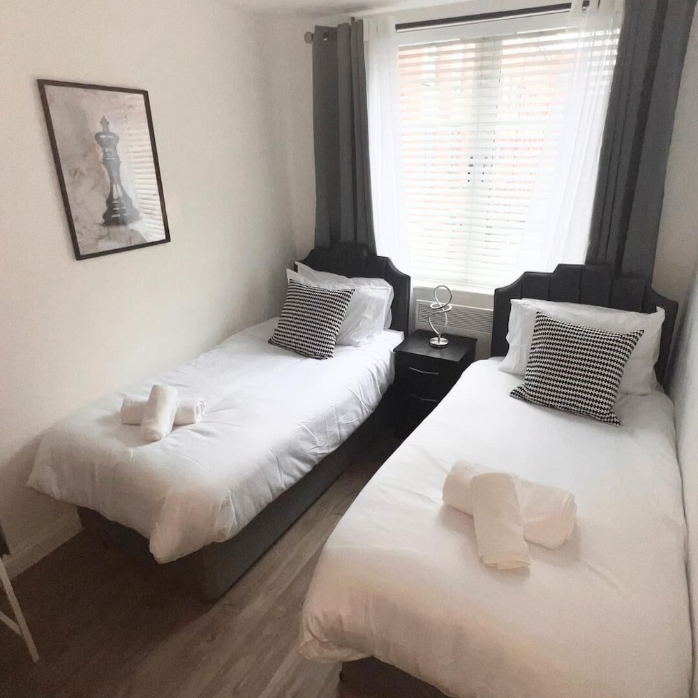 City Retreat Birmingham - Modern 2 Bed Apartment view 3
