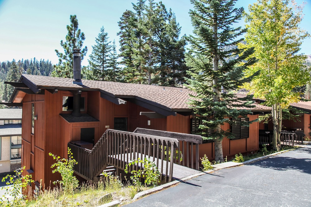 Mammoth West 124 Spacious Condo great for large group, Walk to Canyon by RedAwning