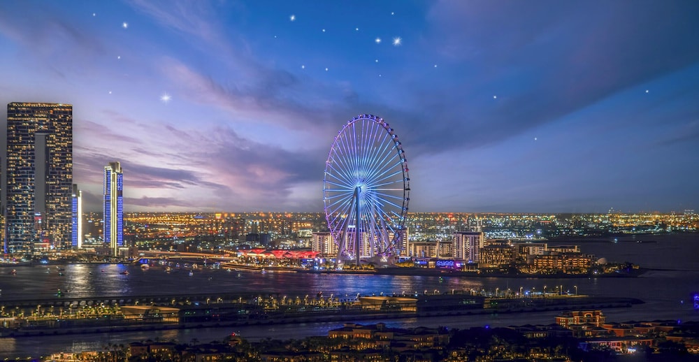 LUX Iconic Views at Palm Tower Studio 4