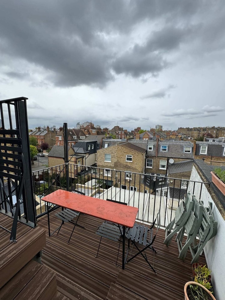 Homely Flat W/terrace, 3 Mins to Battersea Park
