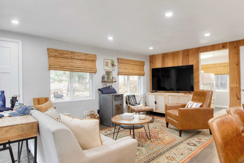 Cozy 2BR Fawnskin Cabin Big Bear Lake, Hiking Trails & Snow Summit Nearby