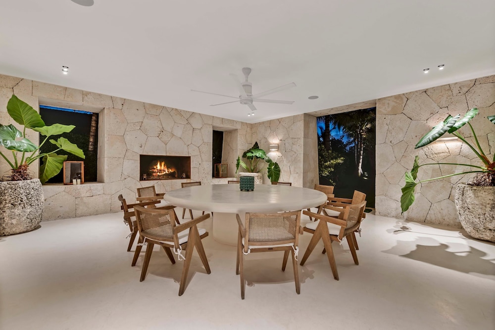 Magnificent 5BR Modern Tropical Villa With Pool